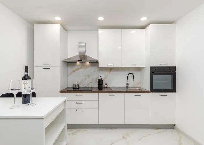 Travel Station Apartment *